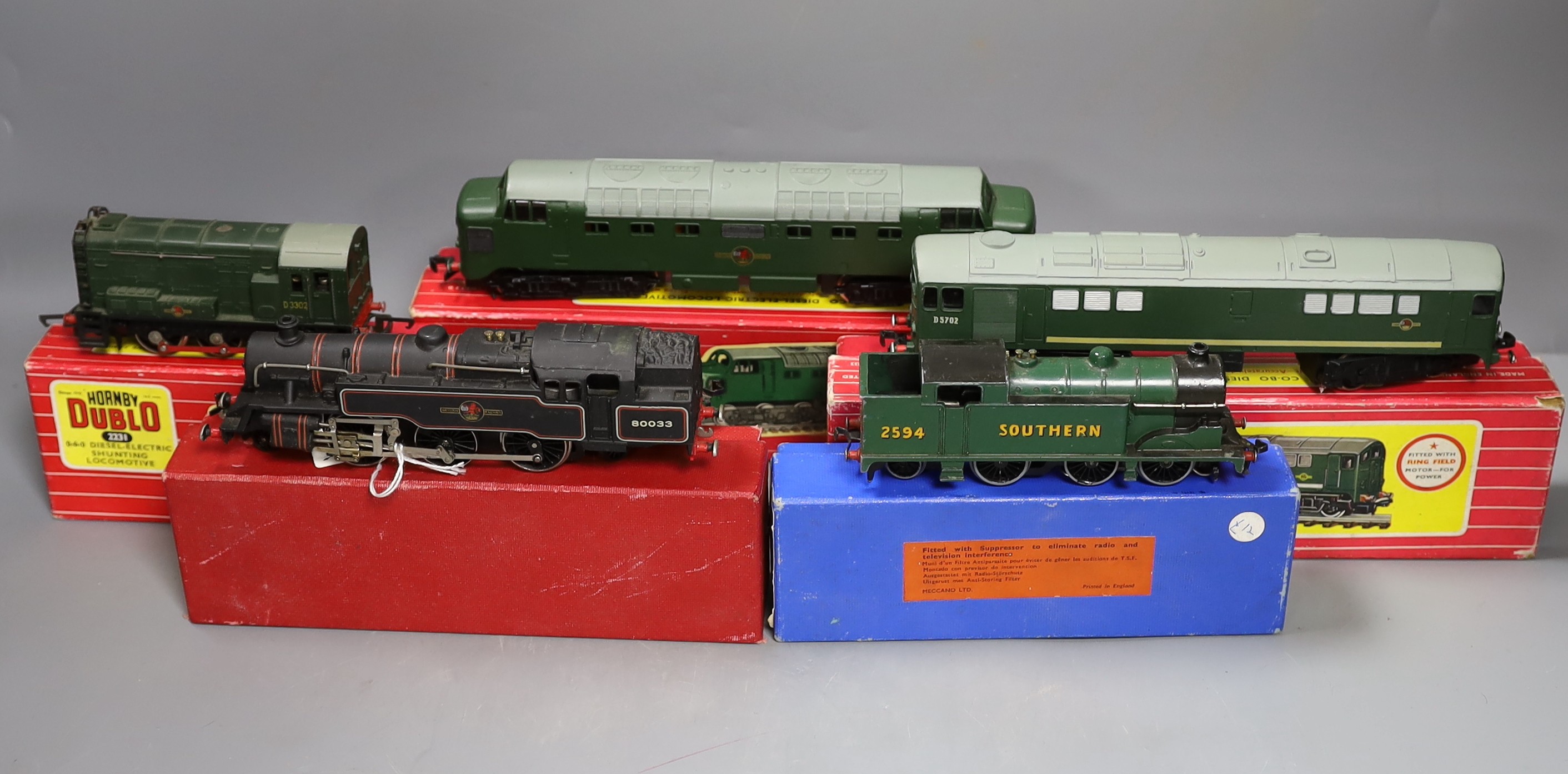 Hornby Dublo locomotives- boxed 2233 Co-Bo Diesel electric, 2232 Co-Co diesel electric, 2231 diesel electric shunting locomotive, EDL17 tank locomotive and 2218 tank locomotive, unboxed Golden Fleece with tender, Duchess